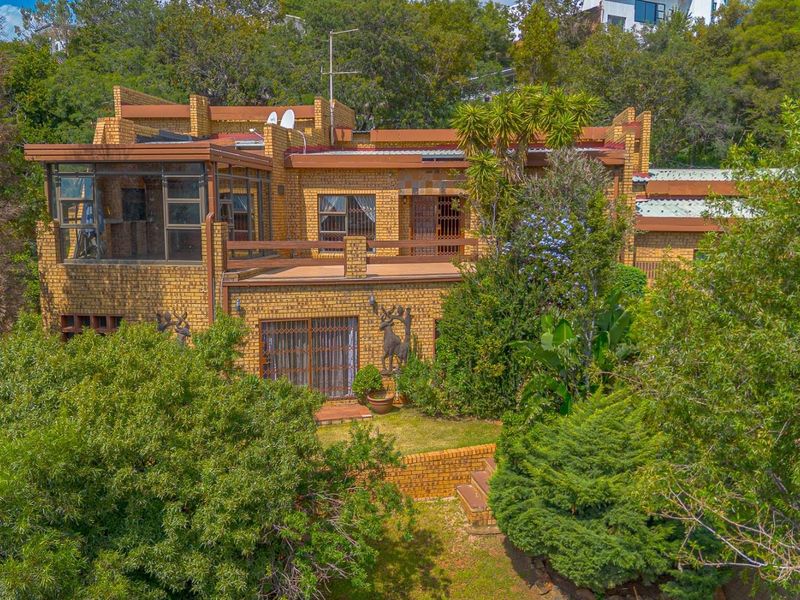 **4 Bedroom House For Sale in Glenvista, Johannesburg** **A Big Kind of Difference in Glenvista!** - Photo 1