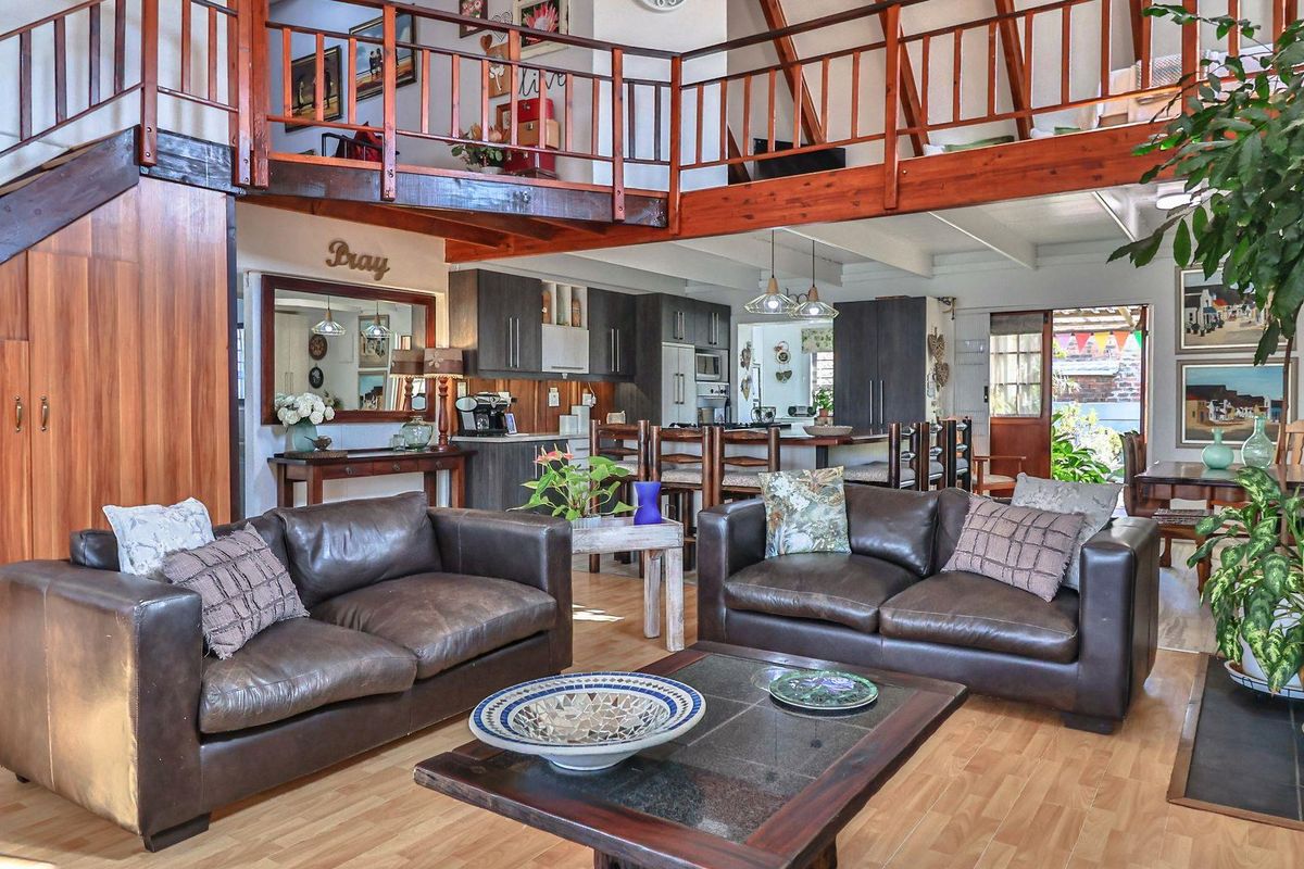 Family Home + Flatlet in Pretty Perlemoenbaai - Photo 4