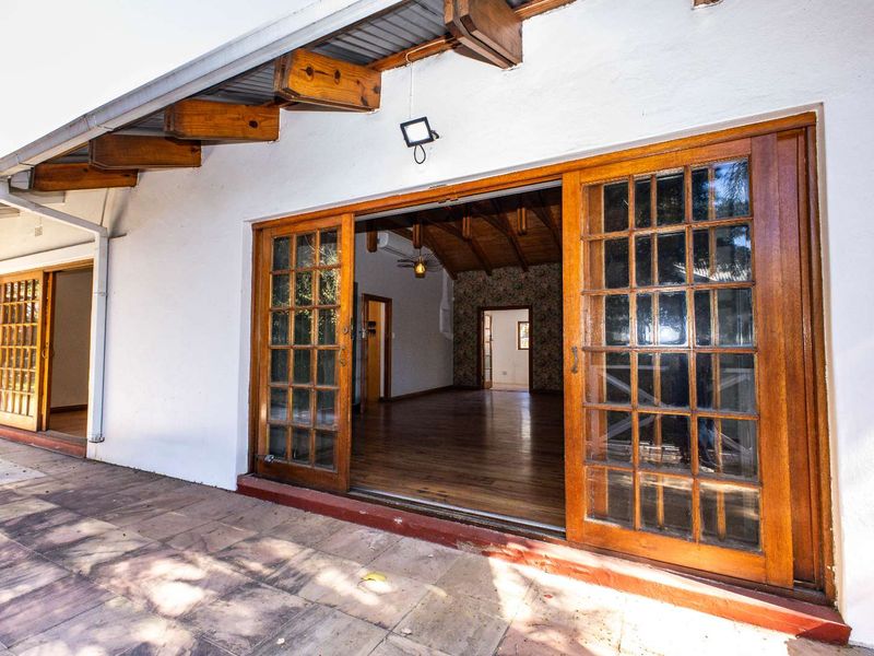 Pool, Garden, Privacy & Flexible Living in Prime Menlo Park - Photo 8