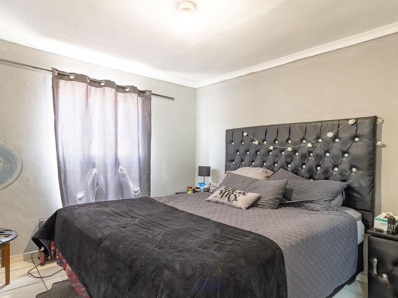 Great 2 bedroom 1 Bathroom Plus Pool For Sale - Photo 9