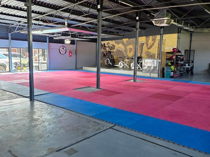 Southern Industrial Warehouse with Entertainment Space - Photo 6