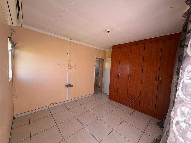 Three bedroom house for sale in Rosslyn - Photo 2