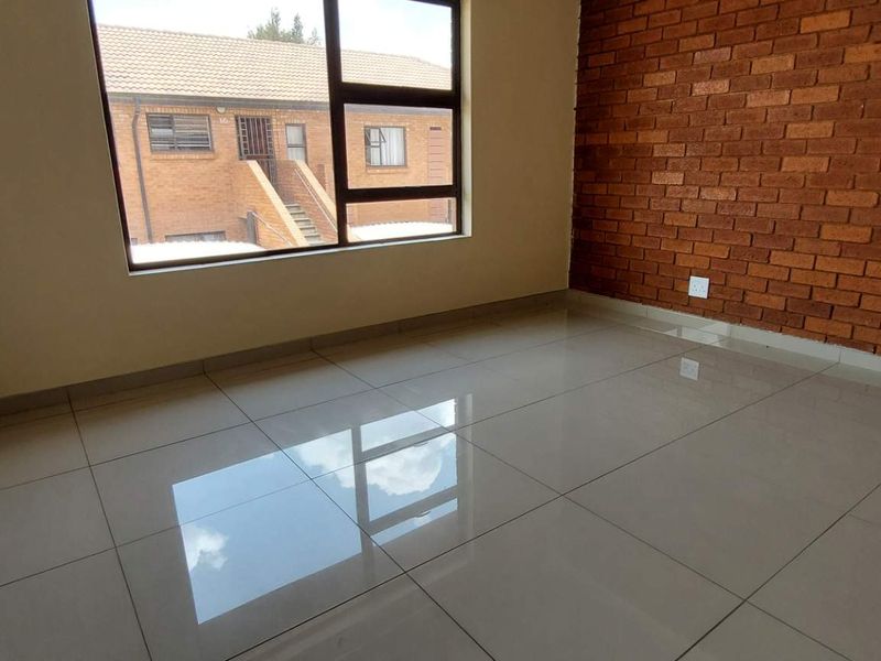 Modern 2 bedroomed pet friendly unit - Photo 10