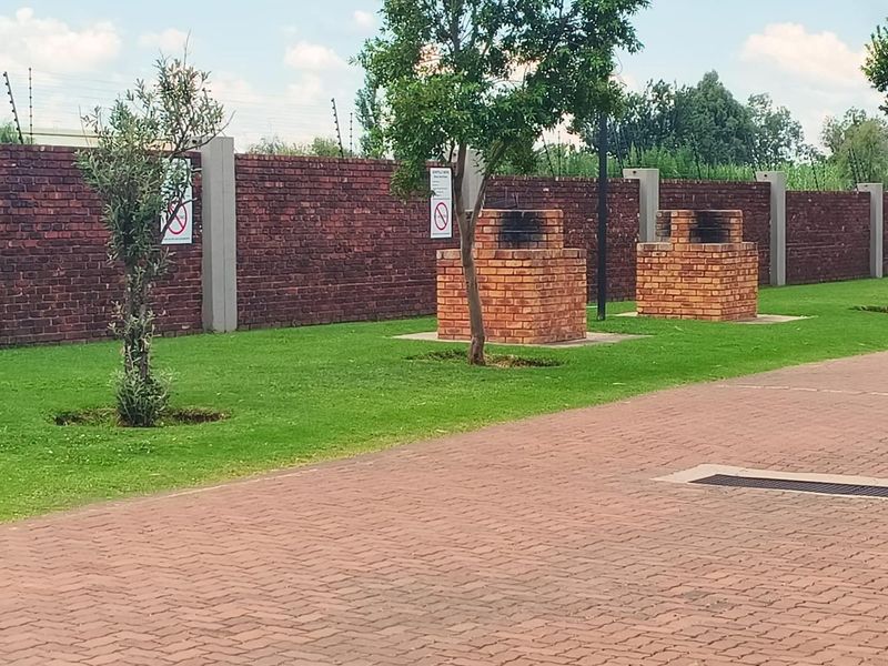 2 bedroom ground floor unit, walking distance from Eastrand Mall - Photo 9