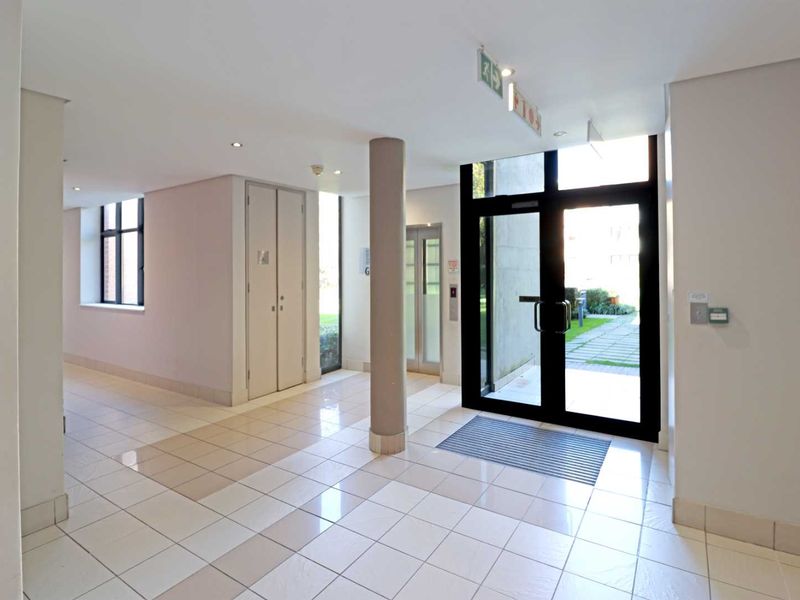 Stylish Furnished 2 Bed Apartment in Melrose Arch with backup power - Photo 4
