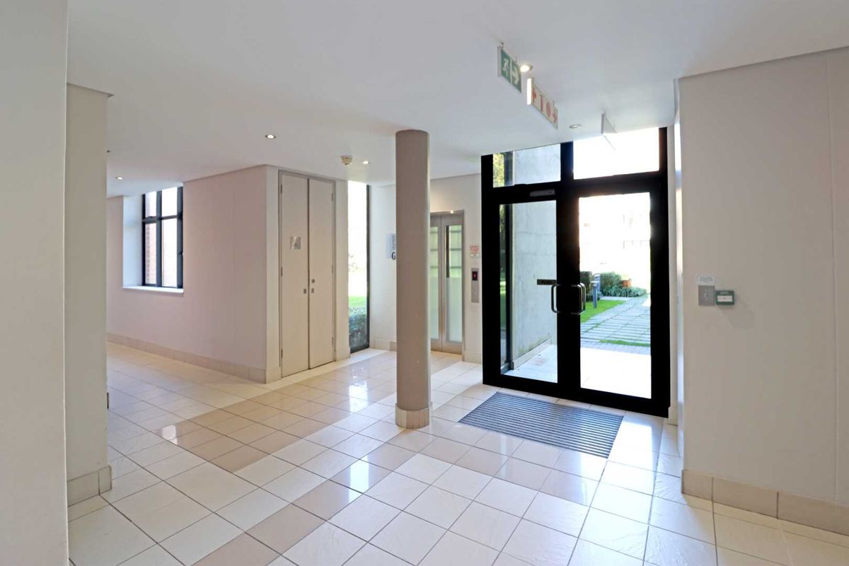 Stylish Furnished 2 Bed Apartment in Melrose Arch with backup power - Photo 4