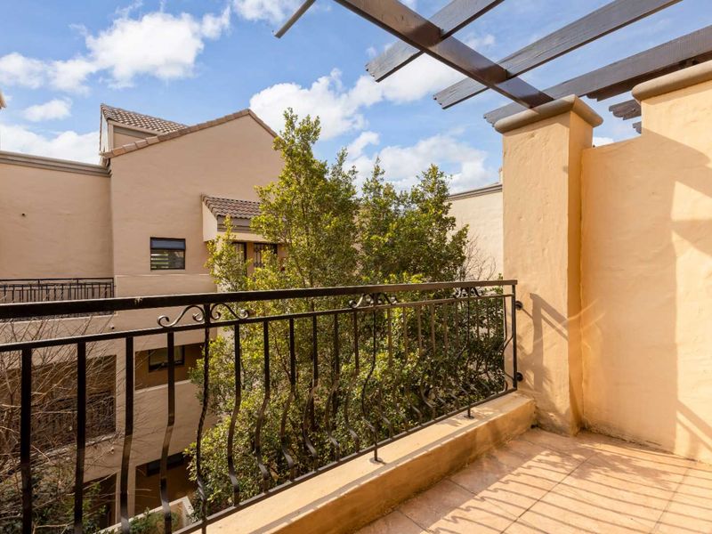 TOP FLOOR LOFT APARTMENT, BOASTING LOADS OF NAURAL LIGHT AND IN A FANTASTIC LOCATION - Photo 10