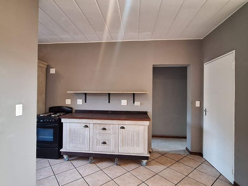 Beautiful 3 Bedroom Townhouse With Loft - Photo 3