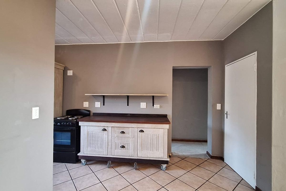 Beautiful 3 Bedroom Townhouse With Loft - Photo 3