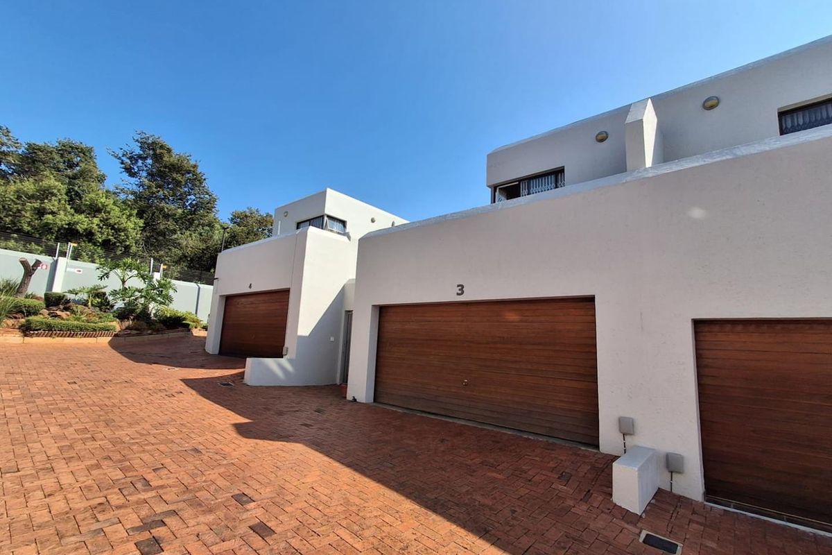 BEAUTIFUL PET FRIENDLY TOWNHOUSE - GLENVISTA - Photo 2