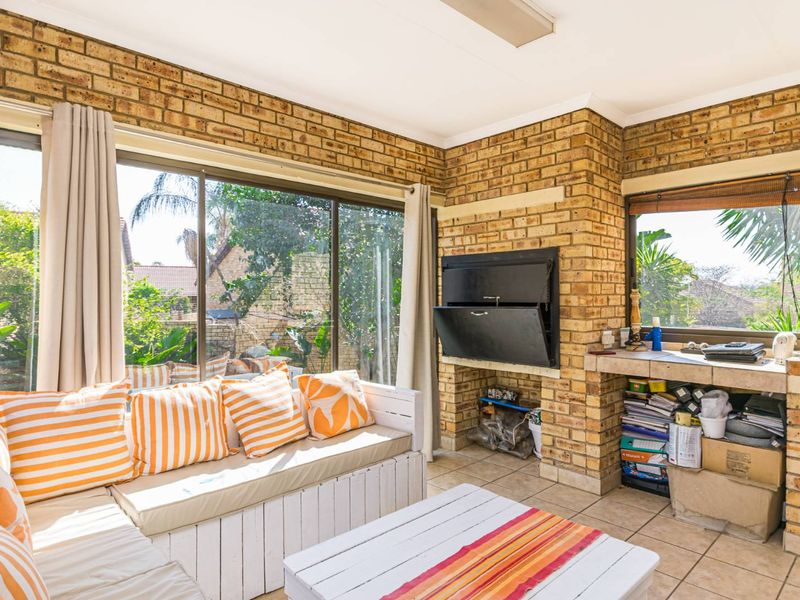 Perfect for families - modern Home with pool and garden - Photo 3