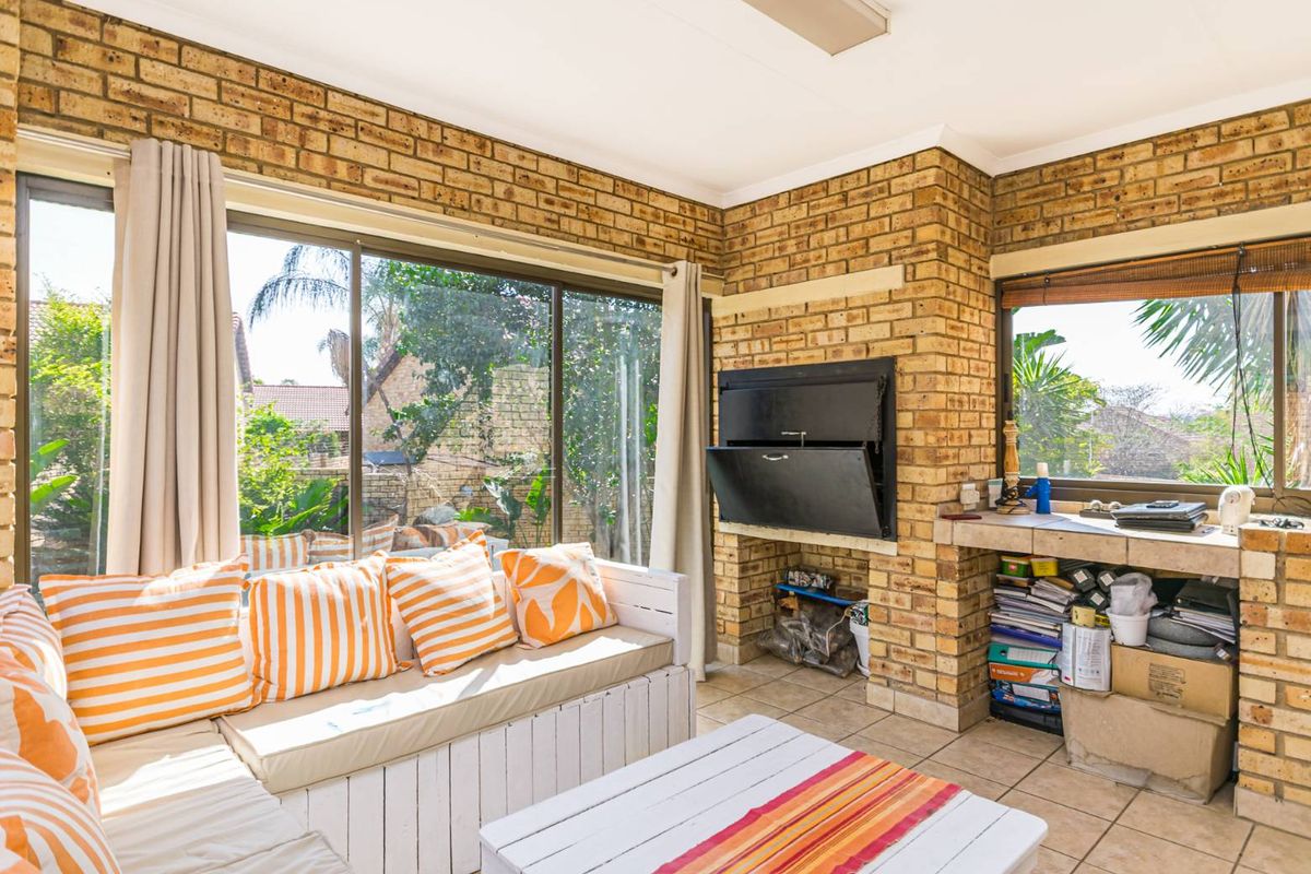 Perfect for families - modern Home with pool and garden - Photo 3