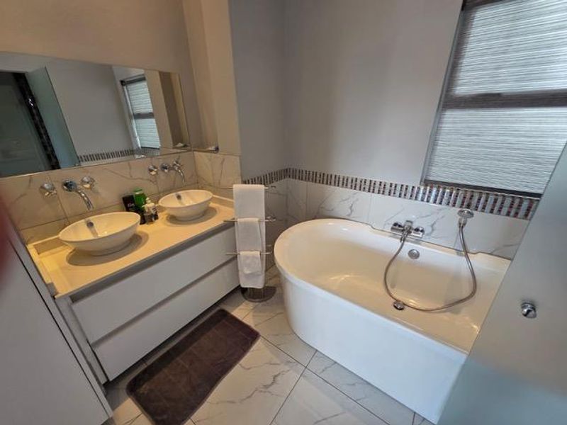 A STUNNING THREE BEDROOM FURNISHED APARTMENT - Photo 10