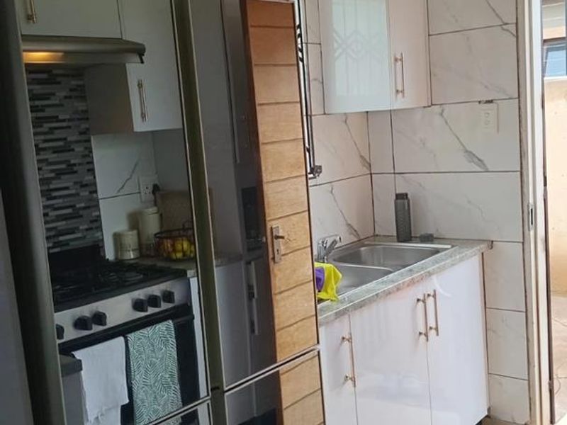 Beautiful Home awaiting it's new owners - Photo 6