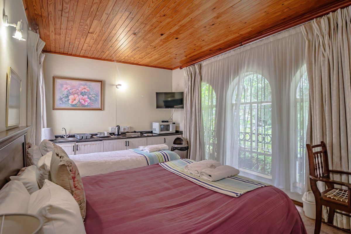 Spacious 9 Bedroom House (Guest House) in Muckleneuk - Photo 4