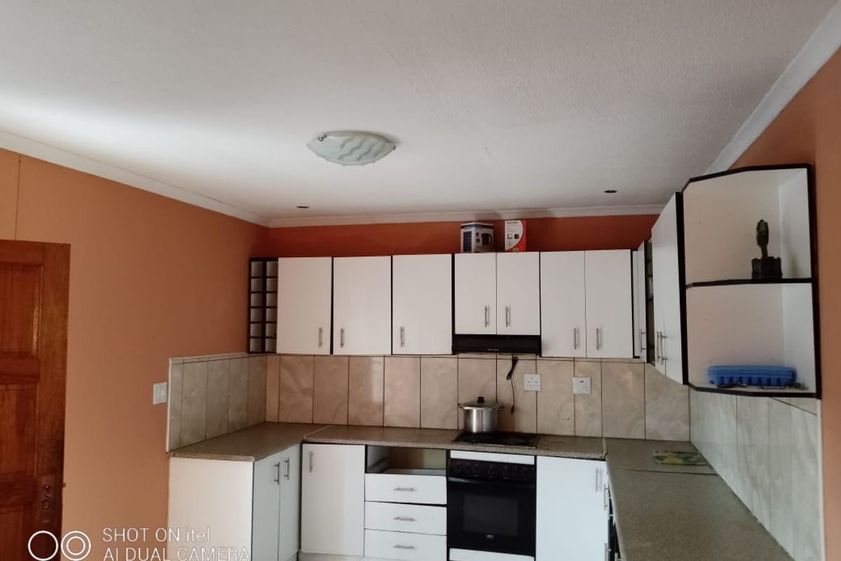 FOR SALE - 4 BEDROOM HOUSE WITH A SEPARATE  FLAT IN EENANA, NAMIBIA - Photo 4