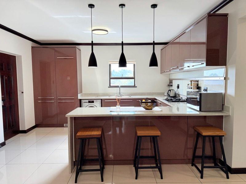 Live in Style: Elegant 2-Bed, 2-Bath Apartment! - Photo 4