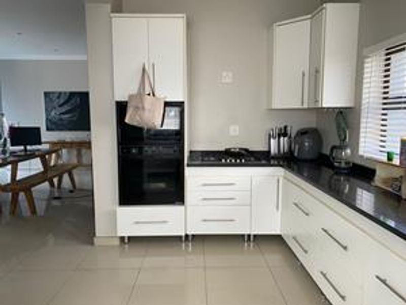 Beautiful 5 Bedroom Home For Sale in Palm Lakes Estate - Photo 2