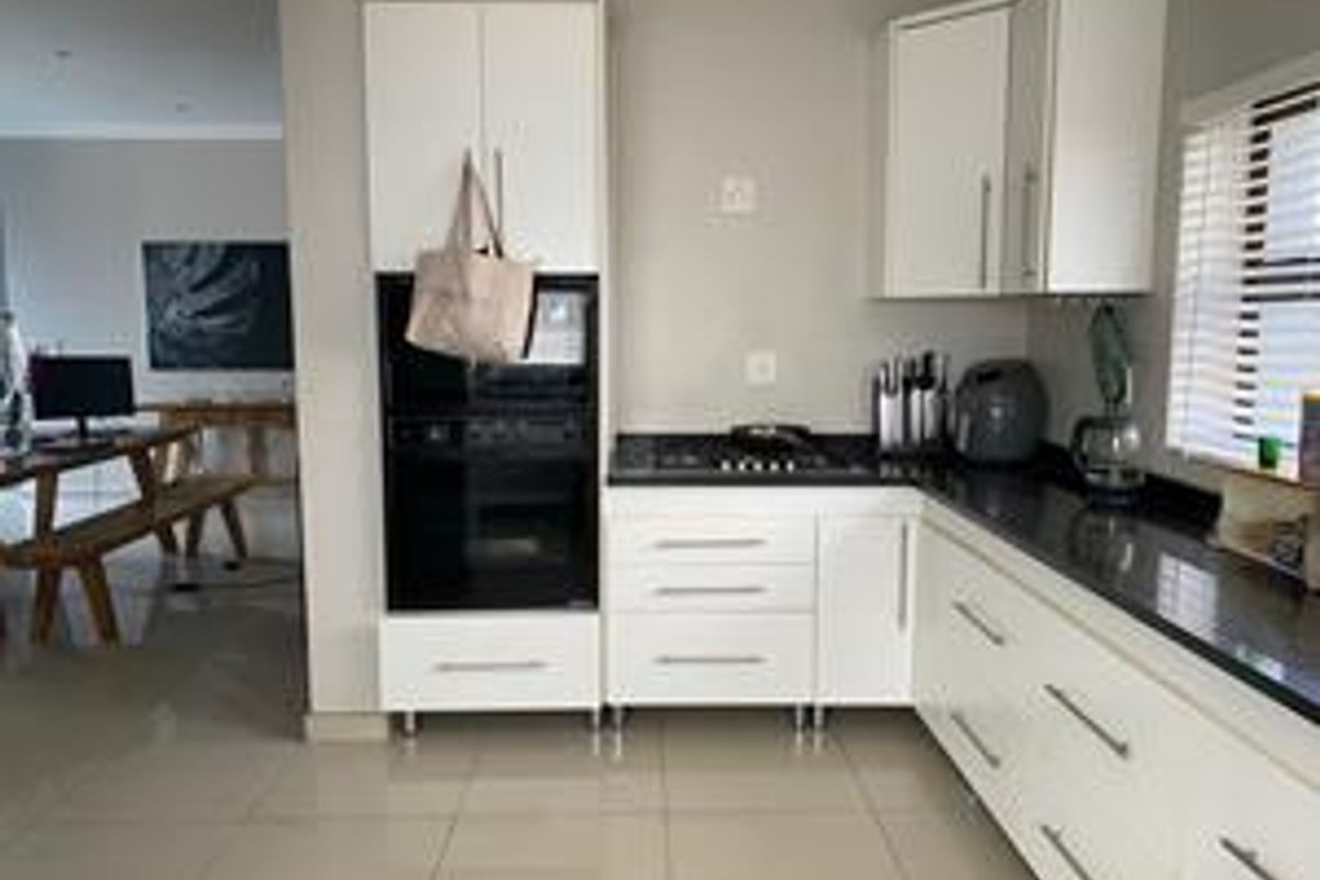 Beautiful 5 Bedroom Home For Sale in Palm Lakes Estate - Photo 2