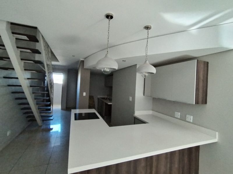 Modern and beautiful duplex apartment in Menlo Park. - Photo 6