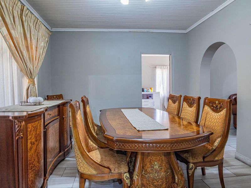 Spacious 3-Bed Home with Pool & Self-Contained Flat! - Photo 10