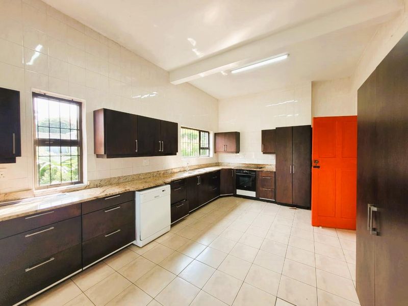 Luxurious 3-Bedroom Home with Panoramic Sea & City Views in Morningside - Photo 8