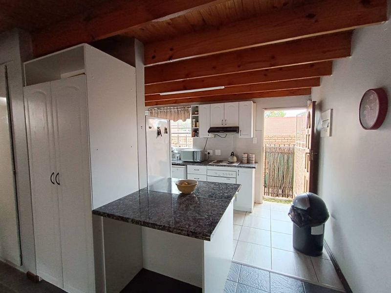 CLUBVIEW - 3 BEDROOMS - 2 FULL BATHROOMS - 2 LOCK-UP GARAGES - Photo 5