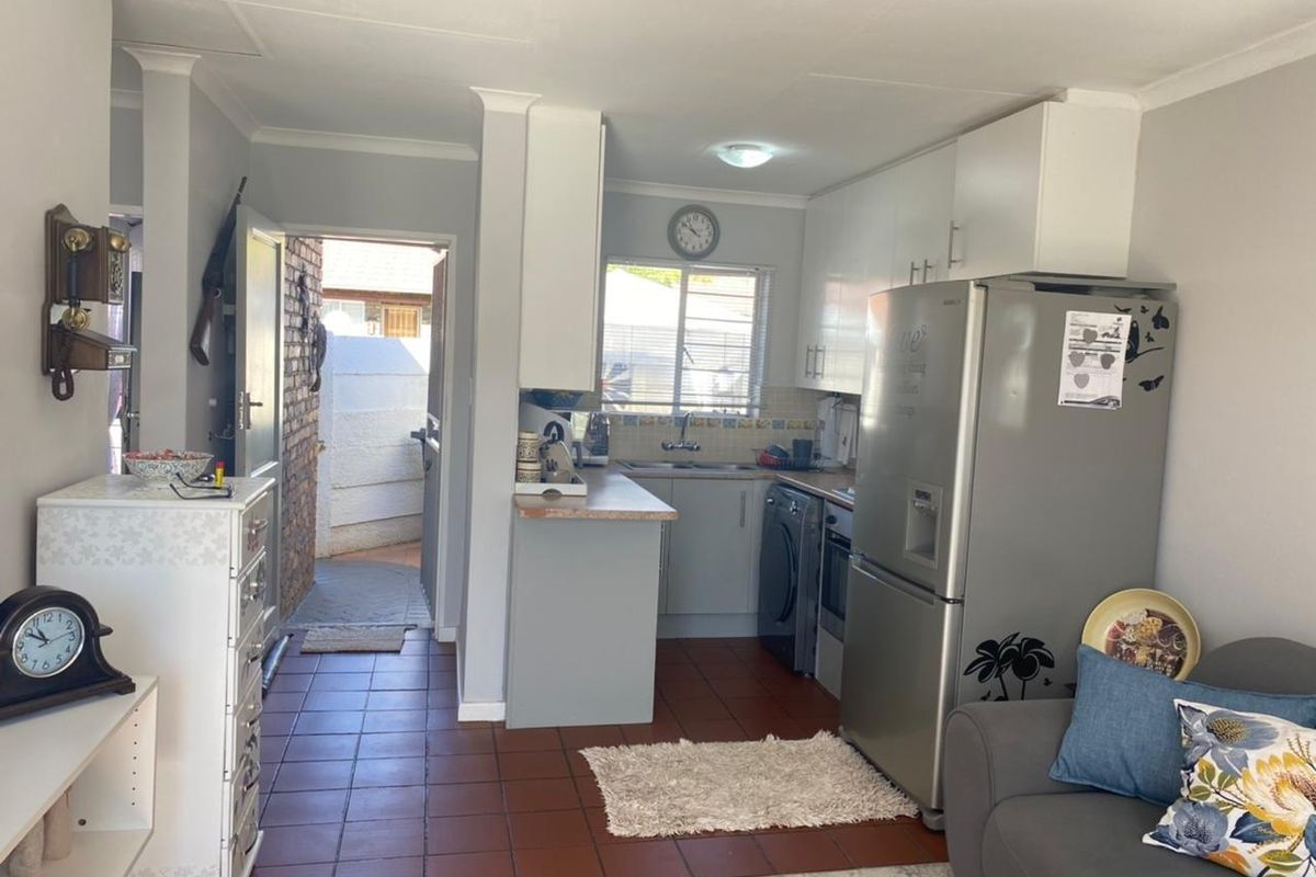 2 Bedroom with Private Garden and Covered Parking - Photo 4