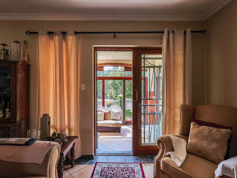 SPACIOUS FAMILY HOME | PET FRIENDLY | SECURE ESTATE LIVING IN MORELETA PARK - Photo 5