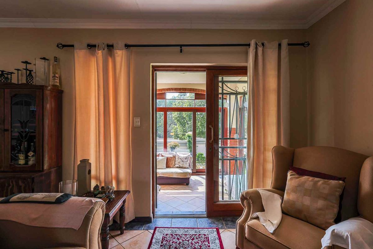 SPACIOUS FAMILY HOME | PET FRIENDLY | SECURE ESTATE LIVING IN MORELETA PARK - Photo 5