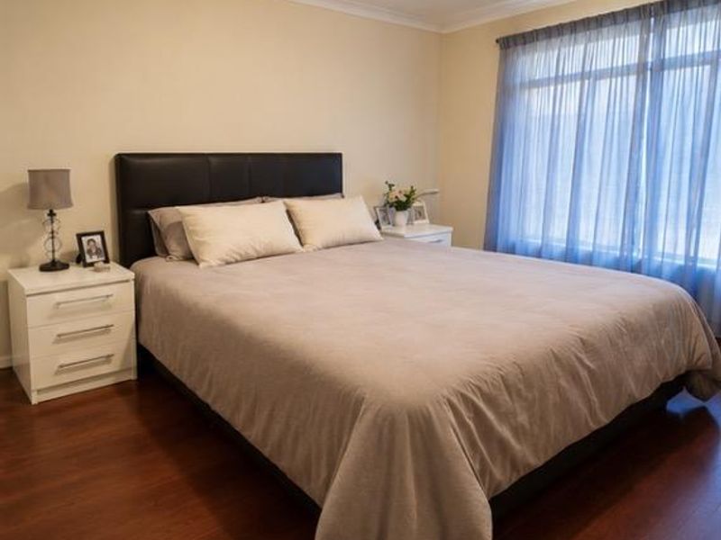 Perfectly Positioned 3-Bedroom Simplex with Private Yard & Parking - Photo 4
