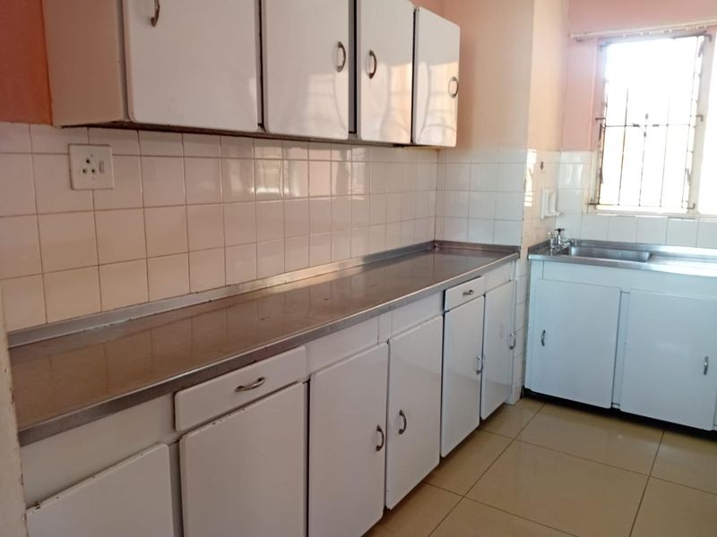 Spacious 2 Bedroom apartment in Durban South Beach, Close to Marine World & Hospitals!!! - Photo 9
