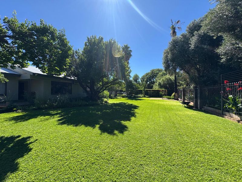 Charming Newly Renovated Home with Income-Generating Flat in Barkly West - Photo 2