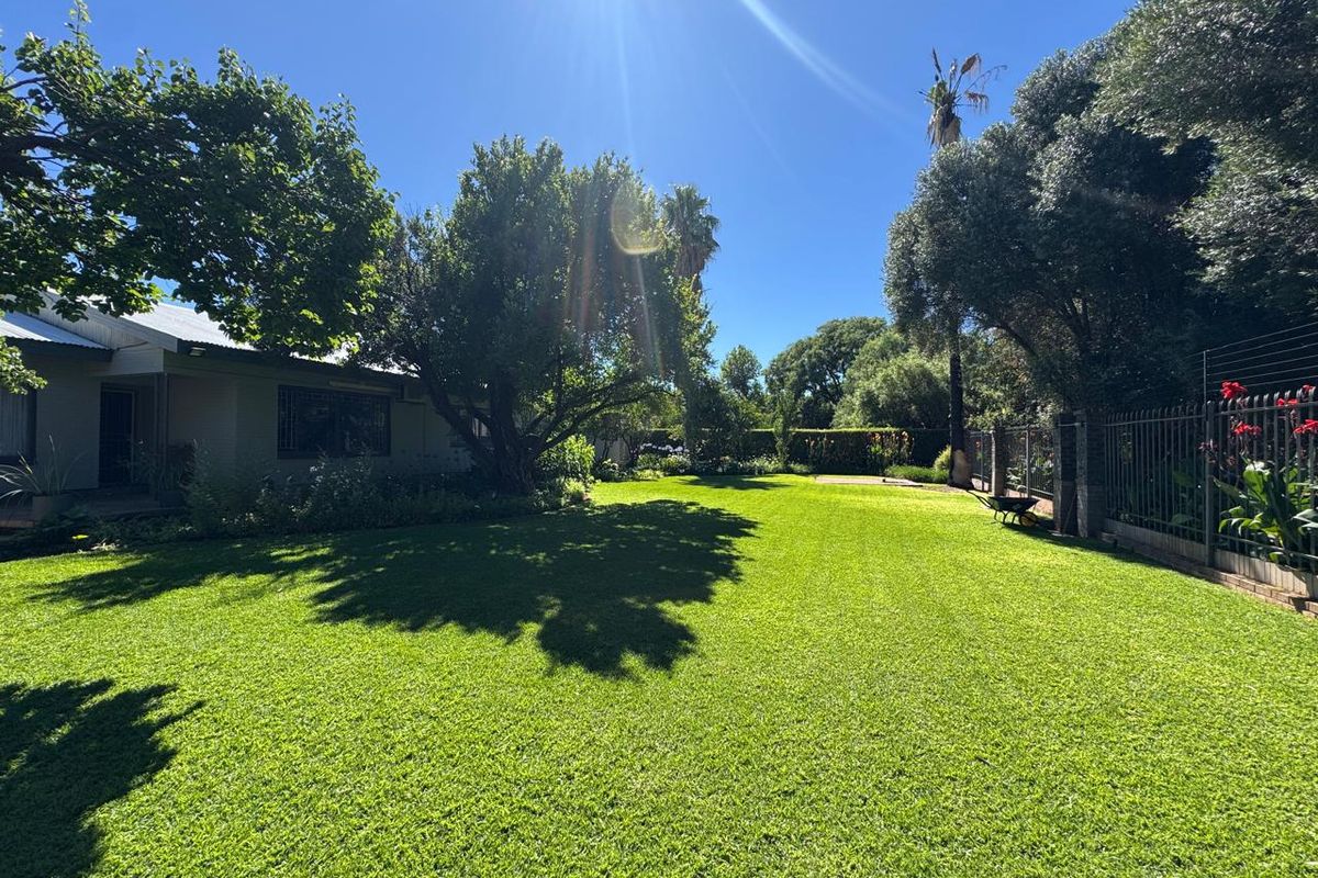 Charming Newly Renovated Home with Income-Generating Flat in Barkly West - Photo 2