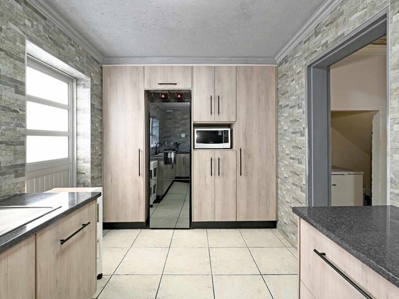 Beautiful 3 Bedroom corner-plot townhouse in Westridge - Photo 3