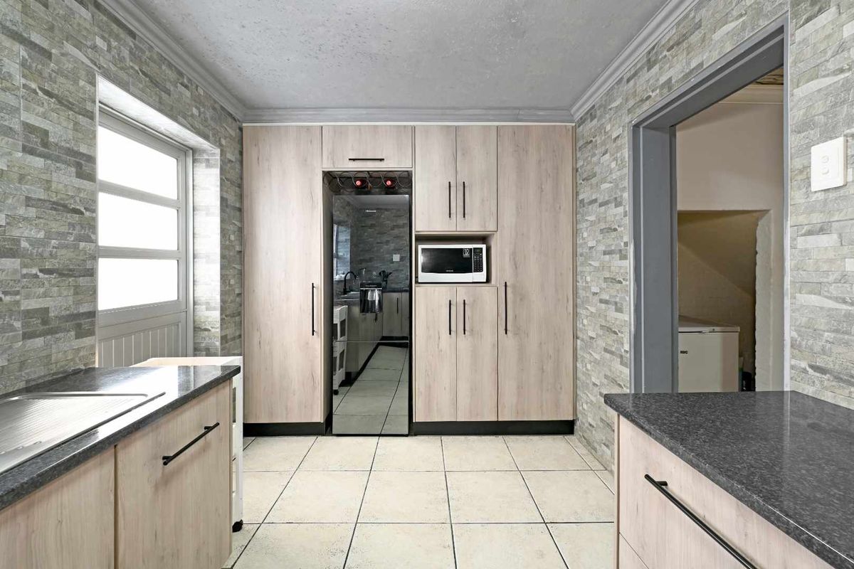 Beautiful 3 Bedroom corner-plot townhouse in Westridge - Photo 3