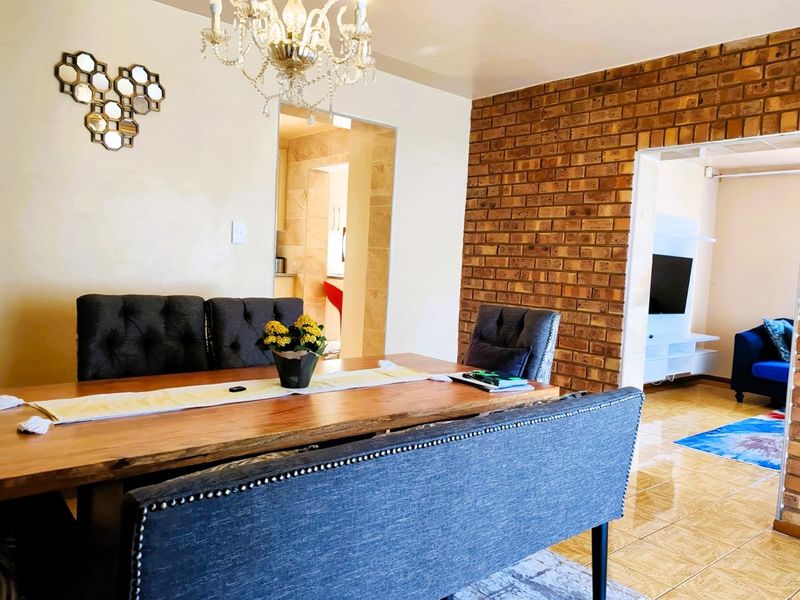 Charming 3-Bedroom Home in a Wonderful Neighborhood - Photo 6