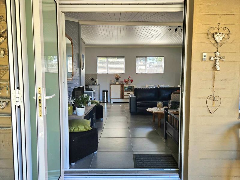 Space, privacy, and abundant birdlife on an extra-large stand - Photo 5