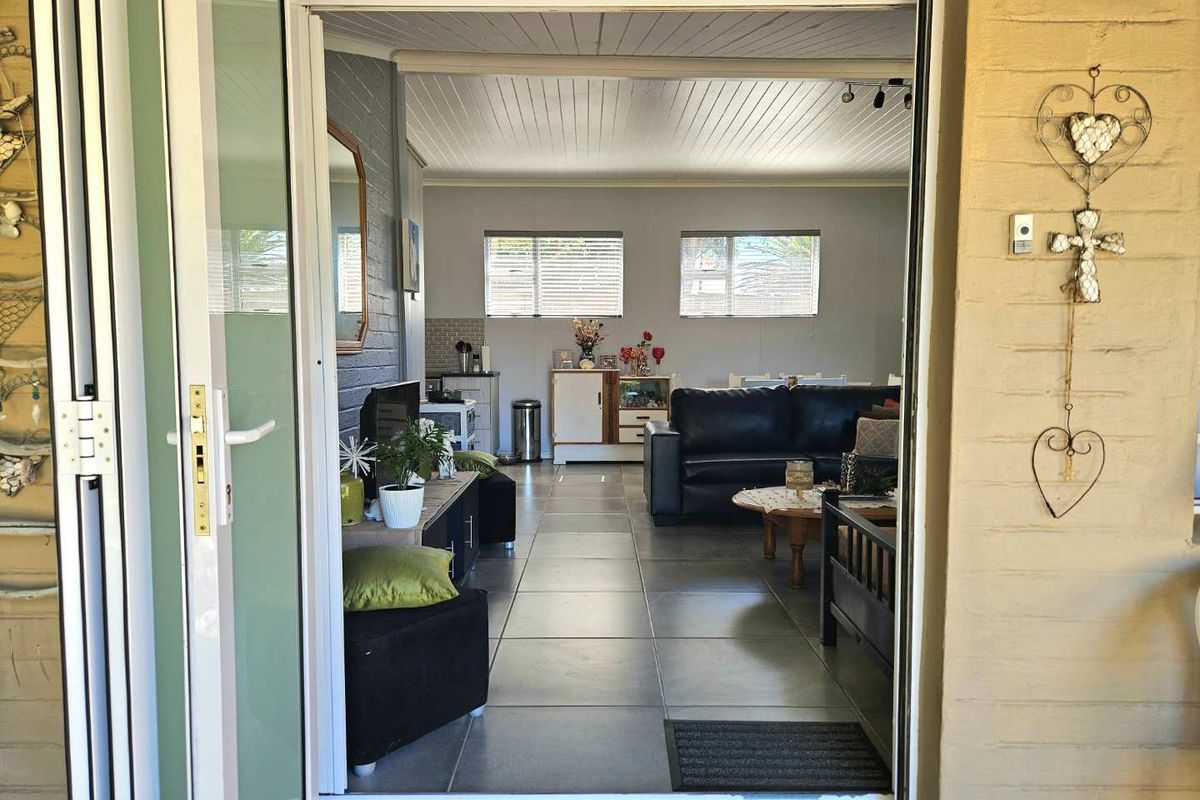 Space, privacy, and abundant birdlife on an extra-large stand - Photo 5