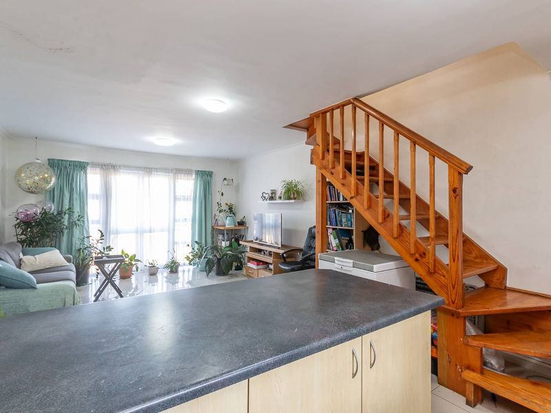 Charming 2-Bed Apartment in Wynberg Village - Photo 5