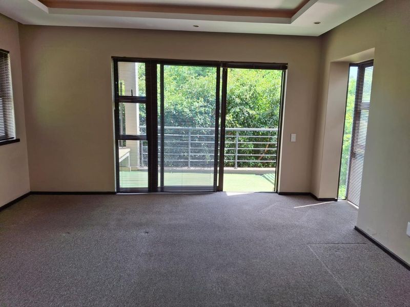 A MAGNIFICENT TWO BEDROOM UNFURNISHED TOWNHOUSE - Photo 8