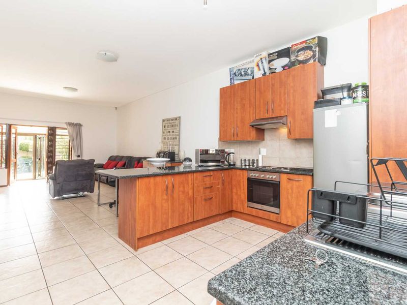 Spacious pet friendly unit available near Hillfox - Photo 3