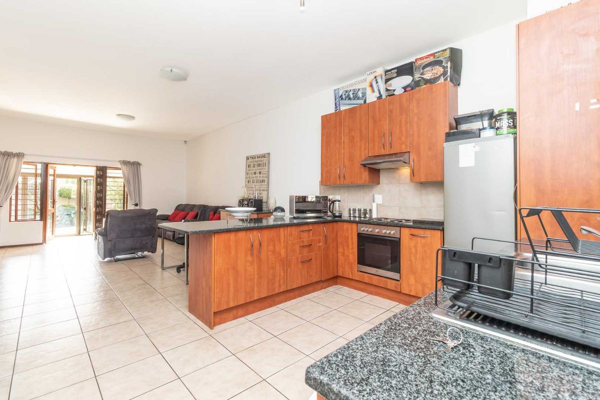 Spacious pet friendly unit available near Hillfox - Photo 3