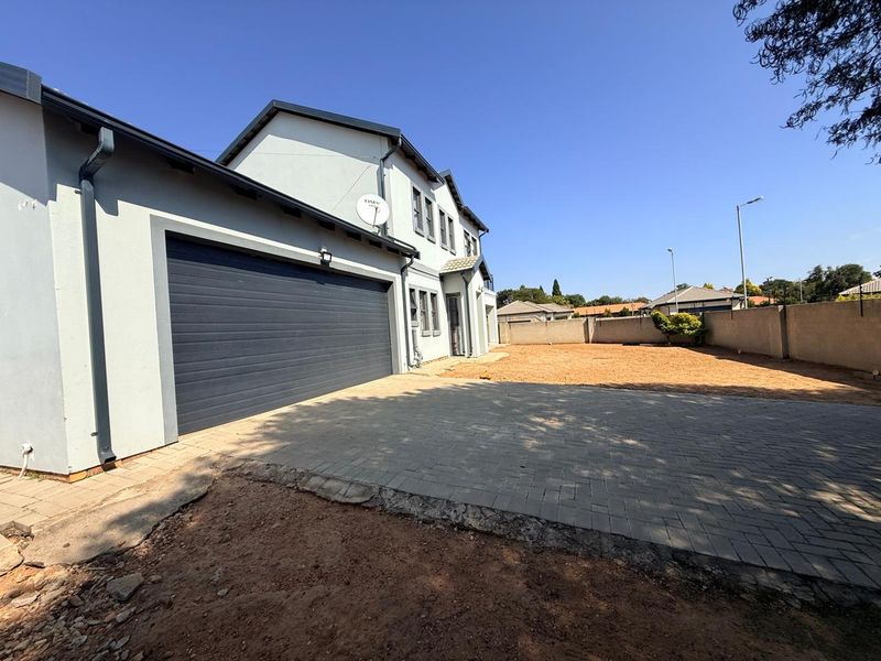 Immaculate 4 bedroom house in Rayton. - Photo 3