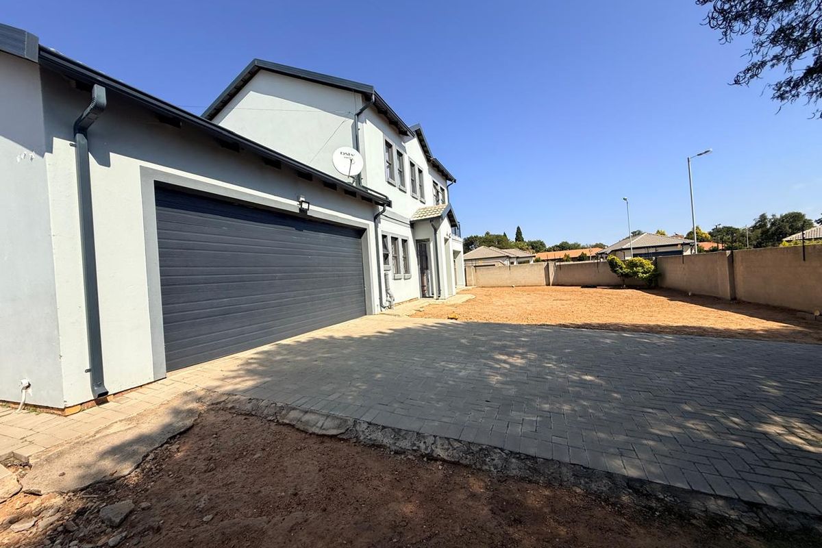 Immaculate 4 bedroom house in Rayton. - Photo 3