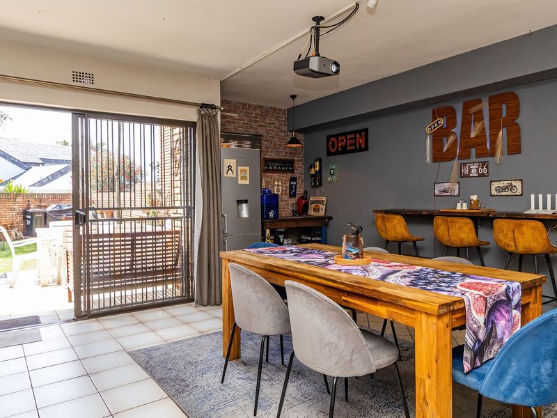 Spacious Townhouse with a Private Garden and Pool Access! - Photo 8