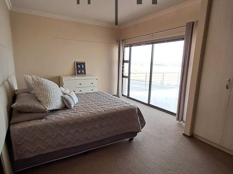 5 Bedroom House for Sale in Ocean View with 1 Bedroom flat - Photo 7