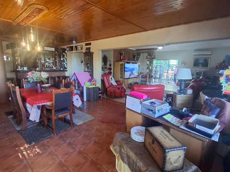 Spacious Family Home in the popular Olympia - Photo 2
