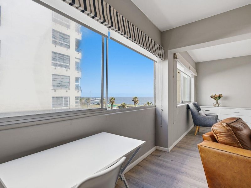 Stunning 1-Bedroom Ocean View Apartment in Mouille Point - Photo 2