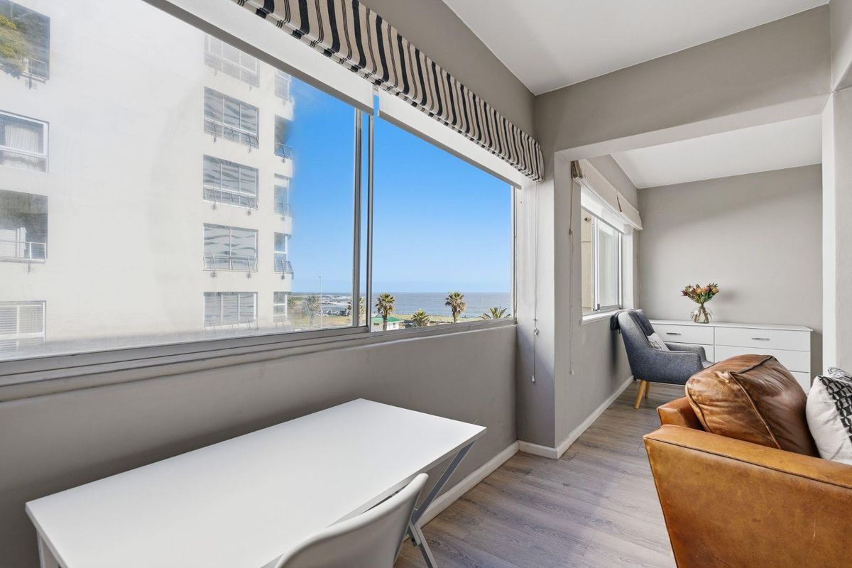 Stunning 1-Bedroom Ocean View Apartment in Mouille Point - Photo 2